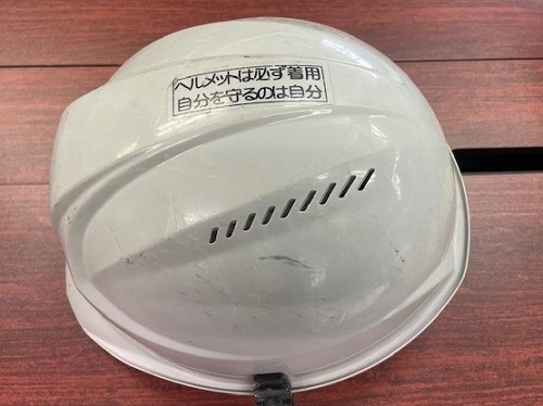株式会社ぶった農産の職員が着用している軽量ヘルメット