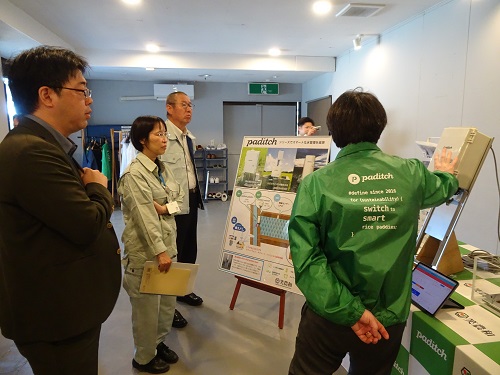 遠隔自動水管理システム説明を受ける河合局次長（左から2人目）
