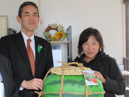 (株)Stay goldてらだファーム 寺田代表取締役(右)と意見交換を行った川合局長(左)(手にしているのは「さん俵」に包まれて出荷される入善ジャンボ西瓜の模型)