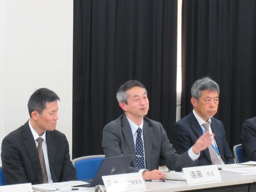 意見を交わす遠藤局長