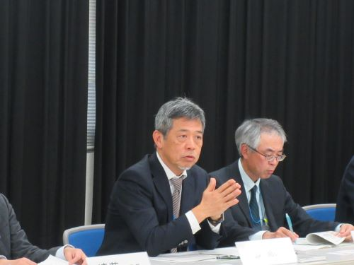 意見を交わす郡局次長