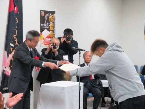 北陸農政局長賞の授与の様子（グランドチャンピオン）