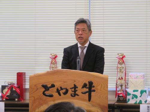 祝辞を述べる郡局次長