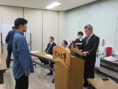 北陸農政局長賞の授与の様子（和牛の部）