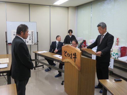 北陸農政局長賞の授与の様子（交雑種の部）