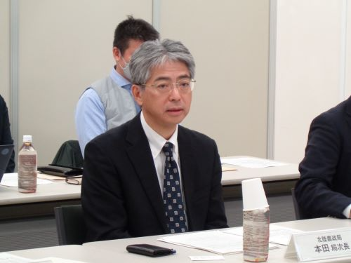 開会挨拶をする本田局次長