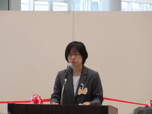 開会のあいさつを述べる佐藤副知事