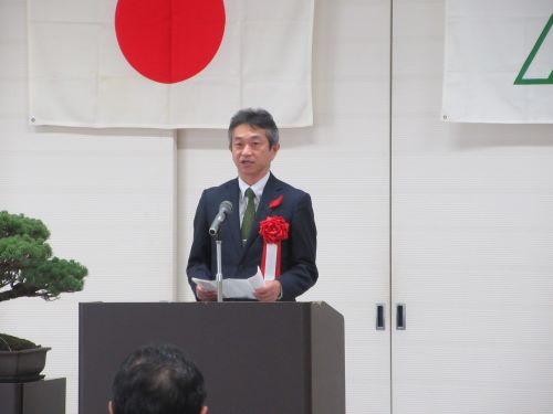 表彰式で祝辞を述べる遠藤局長