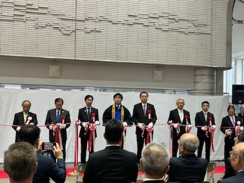 開幕式でテープカットをする遠藤局長(右から2人目)