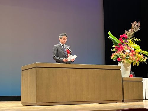 祝辞を述べる遠藤局長