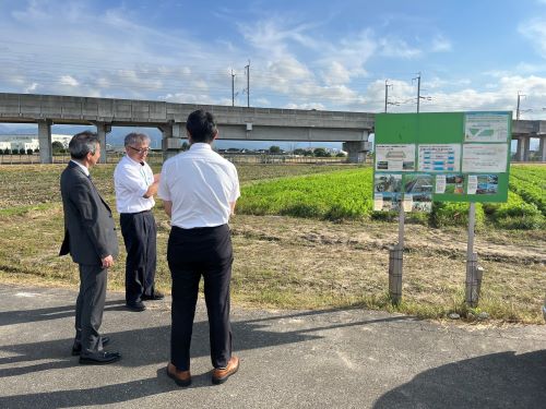 地下かんがいシステム導入ほ場における試験栽培の説明を受ける様子