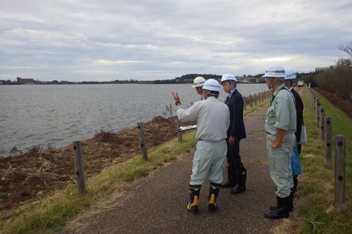 地震で被災した柴山潟堤の復旧現場の確認
