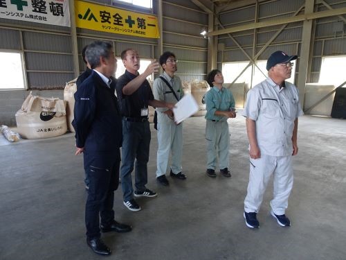 JAのと担当者から復旧した設備の説明を受ける郡局次長