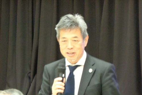 挨拶をする郡局次長