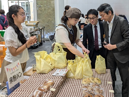 県内各地の特産品ブースの様子