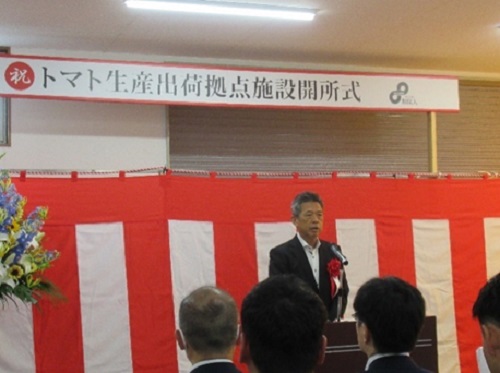 開所式で祝辞を述べる郡局次長