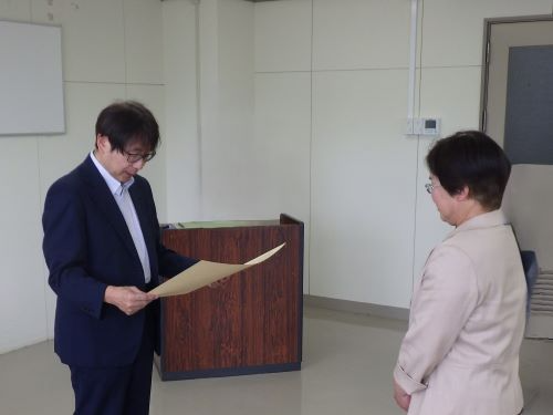 竹内氏が表彰されている様子