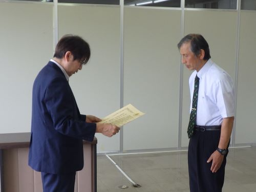 松本氏が表彰されている様子