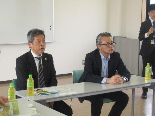 環境に配慮した取組について質問する郡局次長