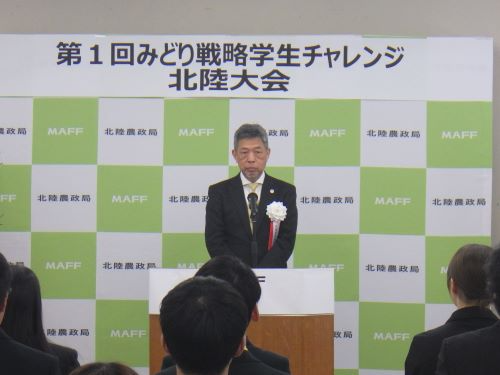 審査結果の講評を述べる郡局次長