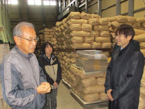 株式会社農楽里の乾燥調製・精米施設で説明を受ける様子