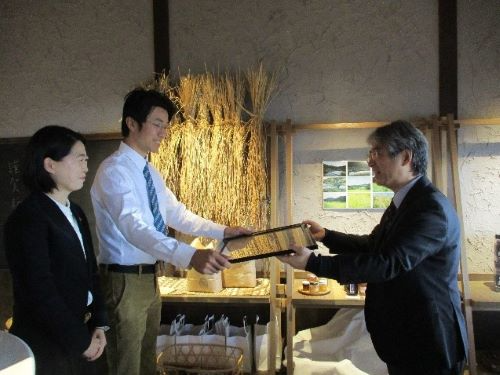 （株）NOROSHI FARMにて授与の様子