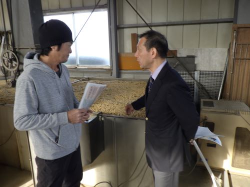 大豆乾燥施設を視察している様子