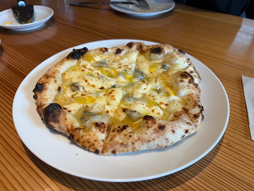 カフェで提供される、地元のレモンを使ったピザ