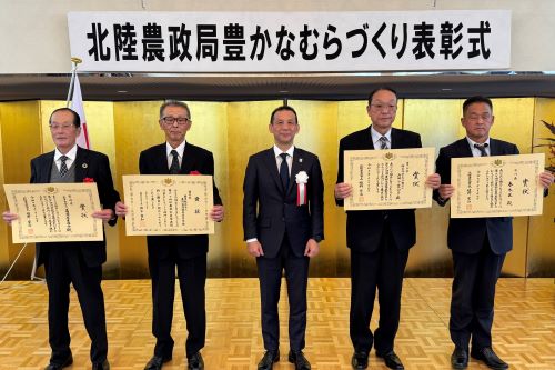 受賞団体代表者と植野局長