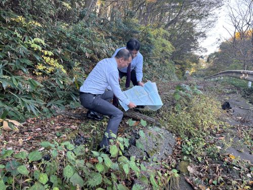 開発農地内の農道において被災状況を調査する様子