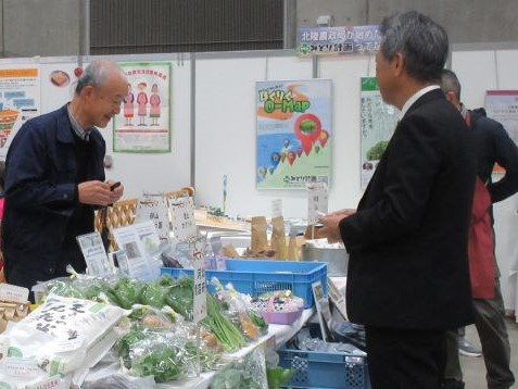 北陸農政局ブース内での県内事業者による販売の様子