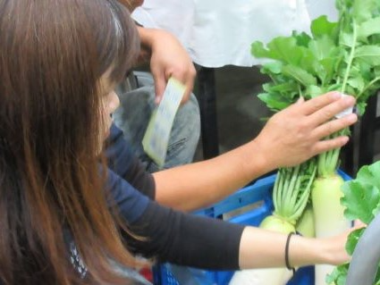 環境にやさしい農産物の販売の様子
