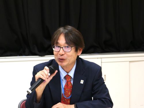 参加者に質問をする園田局次長