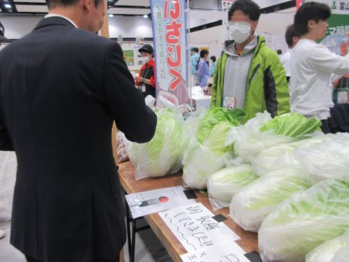 農産物の販売の様子