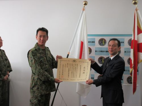 感謝状を持った郡山連隊長（左）と植野局長