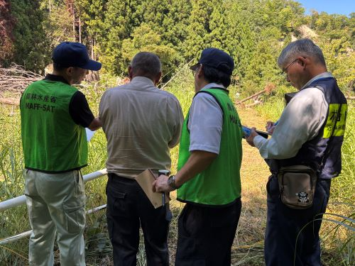 植野局長が農家代表から被害状況の説明を受ける様子
