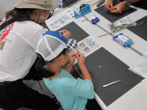 魚の耳石採り体験の様子