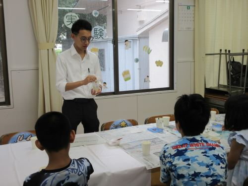 麹による発酵実験コーナーの様子