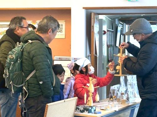 地域の方と交流する職員