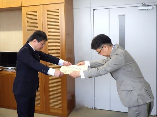 感謝状手交の様子（左から 沖縄総合事務局 渡邉農林水産部長、北陸農政局 伊藤農村振興部長）