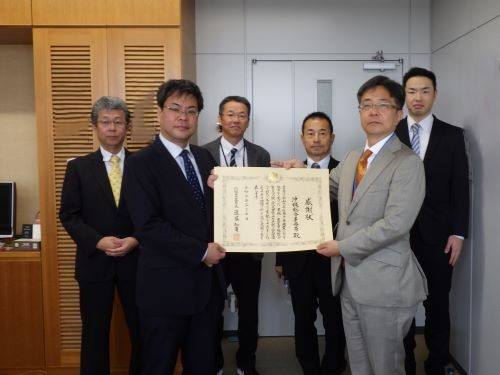 支援者を交えての記念撮影