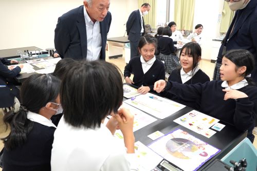 「ノウカサバイバー」を体験する児童たち