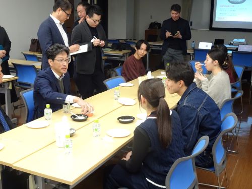 試食、意見交換の様子