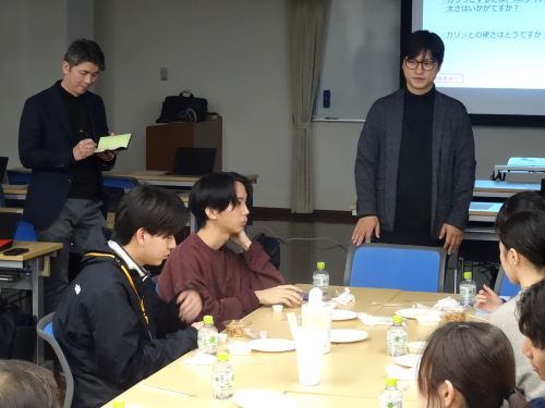 試食、意見交換の様子