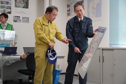 川合北陸農政局長から説明を受ける坂本農林水産大臣(能登半島地震災害復旧現地事務所(穴水町))