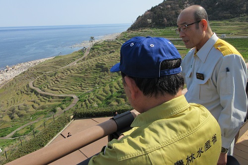 坂口輪島市長からの説明(輪島市・白米千枚田)