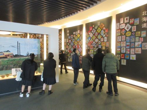 展示コーナー見学の様子(ますのすし本舗 源 ますのすしミュージアム)