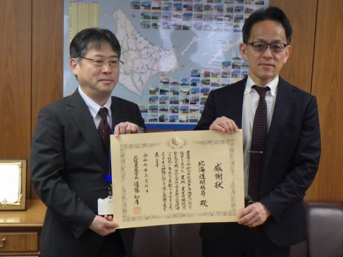 感謝状手交の様子（右から 北海道開発局 坂場局長、北陸農政局 菊池地方参事官）