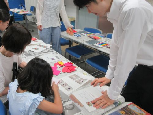 折って、貼って、学ぶ!石川県の特産物!コーナーの様子