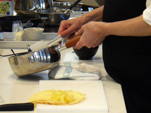 りんごの米粉クレープを調理する様子